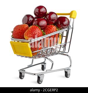 Gustoso mix di ciliegie e fragole nel carrello. Concetto creativo di cibo biologico. Colori vivaci e brillanti. Isolato su bianco. Tracciato di ritaglio. Foto Stock