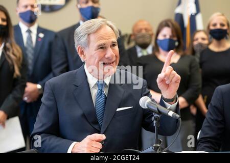 Austin, Texas USA 10 settembre 2020: Il governatore del Texas Greg Abbott tiene una conferenza stampa con i leader delle associazioni di polizia di Austin annunciando un piano per punire le città del Texas che tagliano la spesa della polizia. Abbott ha anche chiesto ai legislatori statali e ai candidati per l'incarico di firmare un impegno di sostegno della polizia con l'hashtag TexasBackstheBlue. Credit: Bob Daemmrich/Alamy Live News Foto Stock