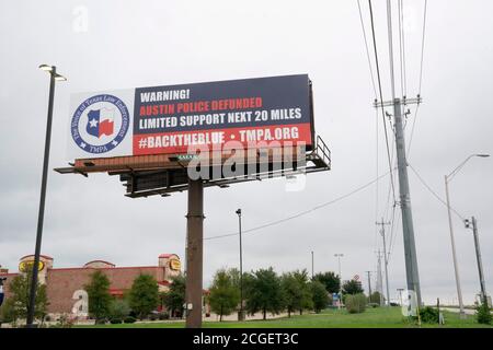 Austin, Texas USA 10 settembre 2020: Un grande cartellone, eretto dalla Texas Municipal Police Association lungo l'Interstate Highway 35 a sud di Austin, avverte i viaggiatori dei tagli ai bilanci della polizia. Credit: Bob Daemmrich/Alamy Live News Foto Stock