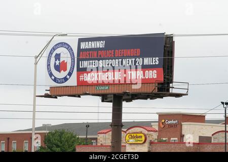 Austin, Stati Uniti. 10 settembre 2020. Austin, Texas USA 10 settembre 2020: Un grande cartellone lungo la IH35 a sud di Austin avverte dei tagli ai bilanci della polizia mentre il governatore del Texas Greg Abbott (non mostrato) ha tenuto una conferenza stampa con la polizia di Austin per annunciare un piano per punire le città del Texas che tagliano la spesa della polizia. Abbott ha anche chiesto ai legislatori statali e ai candidati per l'incarico di firmare un impegno di sostegno della polizia con l'hashtag TexasBackstheBlue. Credit: Bob Daemmrich/Alamy Live News Foto Stock