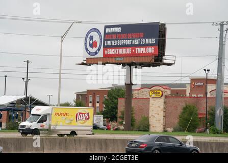 Austin, Texas USA 10 settembre 2020: Un grande cartellone, eretto dalla Texas Municipal Police Association lungo l'Interstate Highway 35 a sud di Austin, avverte i viaggiatori dei tagli ai bilanci della polizia. Credit: Bob Daemmrich/Alamy Live News Foto Stock