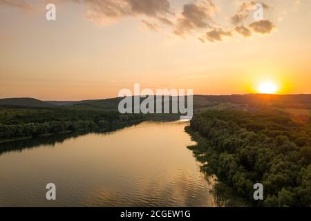 Vista aerea del tramonto sull'ampio fiume Dnister e sulle lontane colline rocciose nell'area di Bakota, parte del Parco Nazionale 'Podilski Tovtry' in Ucraina Foto Stock