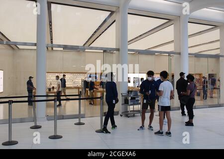 New York, New York, Stati Uniti. 9 Settembre 2020. È uno degli ultimi negozi ad aprire le sue porte nel 10 a New York e nel 271 negli Stati Uniti dalla chiusura a marzo a causa della pandemia. Apple Store può ora accogliere il pubblico nel gigantesco centro commerciale in marmo bianco del World Trade Center. La capacità di ricezione è limitata al 50% e solo dopo aver effettuato un appuntamento. Le persone devono attendere in una fila posta alla porta d'ingresso gestita dagli agenti della reception. I primi negozi hanno iniziato a riaprire a giugno. Credit: Marie le BLE/ZUMA Wire/Alamy Live News Foto Stock