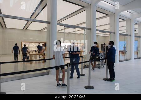 New York, New York, Stati Uniti. 9 Settembre 2020. È uno degli ultimi negozi ad aprire le sue porte nel 10 a New York e nel 271 negli Stati Uniti dalla chiusura a marzo a causa della pandemia. Apple Store può ora accogliere il pubblico nel gigantesco centro commerciale in marmo bianco del World Trade Center. La capacità di ricezione è limitata al 50% e solo dopo aver effettuato un appuntamento. Le persone devono attendere in una fila posta alla porta d'ingresso gestita dagli agenti della reception. I primi negozi hanno iniziato a riaprire a giugno. Credit: Marie le BLE/ZUMA Wire/Alamy Live News Foto Stock