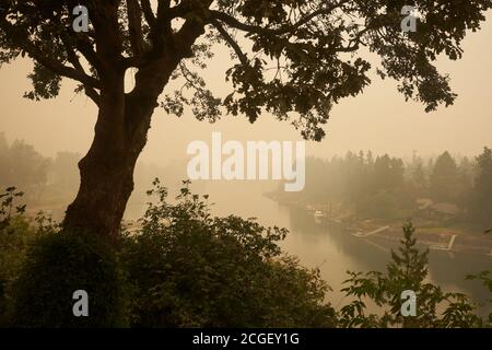 Il fiume Willamette visto dal lago Oswego a mezzogiorno durante gli incendi dell'Oregon nel 2020. Foto Stock