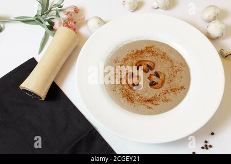 Zuppa di crema con funghi, crema e funghi porcini. Piatto di funghi selvatici eco su sfondo creativo Foto Stock