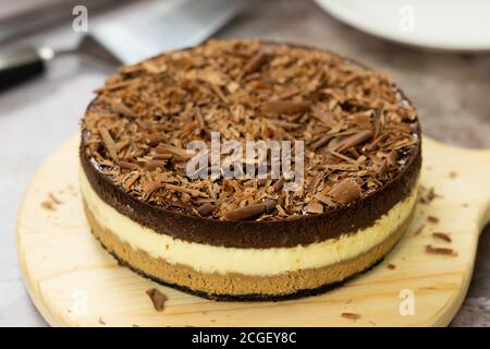 Torta al formaggio con tre strati di cioccolato Foto Stock