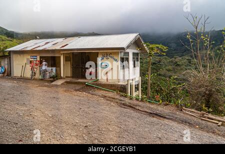 Provincia di Alajuela, Costa Rica - 28 novembre 2008: Bar e ristorante sul bordo della collina con un folto paesaggio torbido sul retro. Parete di colore chiaro, corr Foto Stock