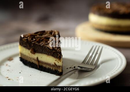 Torta al formaggio con tre strati di cioccolato Foto Stock