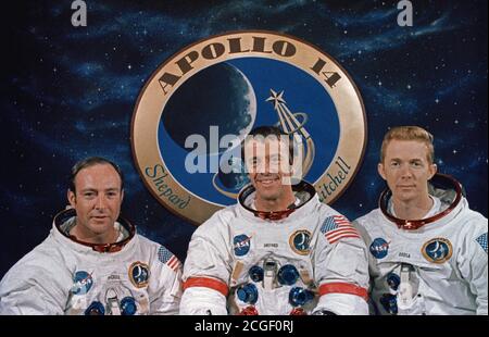 (Dicembre 1970) --- Queste tre astronauti sono il primo equipaggio dell'Apollo 14 atterraggio lunare di missione. Da sinistra a destra, sono D. Edgar Mitchell, modulo lunare pilota; Alan B.Shepard Jr., comandante; e Stuart A. Roosa, il pilota del modulo di comando. L'Apollo 14 emblema è in background. Foto Stock