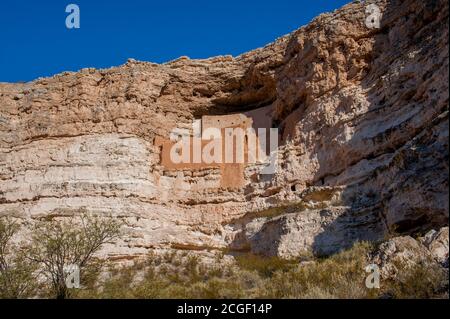 Vista sulla scogliera a cinque piani alta sopra Beaver Creek costruito e utilizzato dalla popolazione del Sinagua intorno al 1100 ANNUNCIO al Castello di Montezuma National Mon Foto Stock