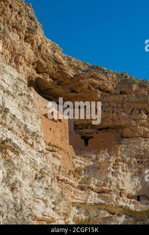 Vista sulla scogliera a cinque piani alta sopra Beaver Creek costruito e utilizzato dalla popolazione del Sinagua intorno al 1100 ANNUNCIO al Castello di Montezuma National Mon Foto Stock