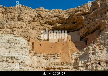 Vista sulla scogliera a cinque piani alta sopra Beaver Creek costruito e utilizzato dalla popolazione del Sinagua intorno al 1100 ANNUNCIO al Castello di Montezuma National Mon Foto Stock