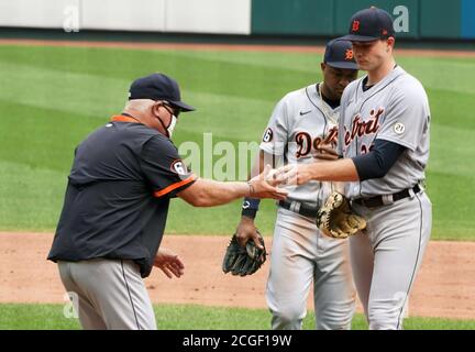 St. Louis, Stati Uniti. 10 settembre 2020. Ron Gardenhire, manager di Detroit Tigers, si è occupato del baseball partendo dal lanciatore Tarik Skubal nel terzo inning contro i St. Louis Cardinals al Busch Stadium di St. Louis giovedì 10 settembre 2020. Photo by Bill Greenblatt/UPI Credit: UPI/Alamy Live News Foto Stock