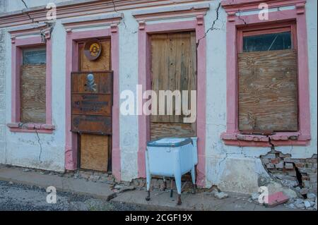 Una scena di strada con le rovine della regina cubana bordello (1904) nella vecchia città mineraria di Jerome in Arizona, Stati Uniti. Foto Stock