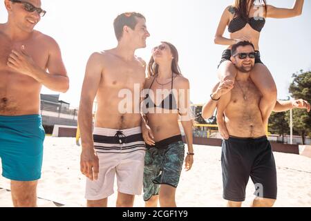 Due eterosessuale e un omosessuale coppie europeo avente una buona volta in vacanza, andando a Hotel foodcourt lungo campo di sabbia riscaldati e affamati dopo Foto Stock