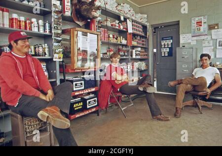 Maggio 1973 - Interno della locale stazione di gas in Leakey, Texas, durante l'ora di mezzogiorno, nei pressi di San Antonio, 05/1973 Foto Stock