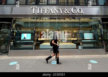 New York City, Stati Uniti. 10 settembre 2020. Una donna passa davanti a Tiffany & Co. Lungo la 57th Street a New York, NY, 10 settembre 2020. La vendita prevista di Tiffany & Co. Al proprietario di Louis Vuitton LVMH per 16.2 miliardi di dollari è in dubbio in quanto ciascuna parte è disposta a presentare documenti giudiziari per citare reciprocamente; Tiffany sta facendo causa a LVMH per aver cercato di concludere l'accordo, e LVMH ha citato Tiffany per la cattiva gestione sotto la crisi di Coronavirus. (Anthony Behar/Sipa USA) Credit: Sipa USA/Alamy Live News Foto Stock