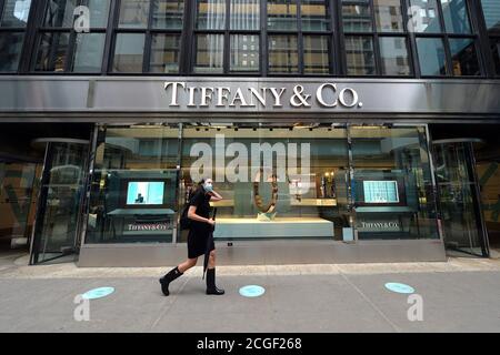 New York City, Stati Uniti. 10 settembre 2020. Una donna passa davanti a Tiffany & Co. Lungo la 57th Street a New York, NY, 10 settembre 2020. La vendita prevista di Tiffany & Co. Al proprietario di Louis Vuitton LVMH per 16.2 miliardi di dollari è in dubbio in quanto ciascuna parte è disposta a presentare documenti giudiziari per citare reciprocamente; Tiffany sta facendo causa a LVMH per aver cercato di concludere l'accordo, e LVMH ha citato Tiffany per la cattiva gestione sotto la crisi di Coronavirus. (Anthony Behar/Sipa USA) Credit: Sipa USA/Alamy Live News Foto Stock