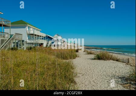 Case lungo una spiaggia sull'isola di Edisto in Carolina del Sud, Stati Uniti. Foto Stock