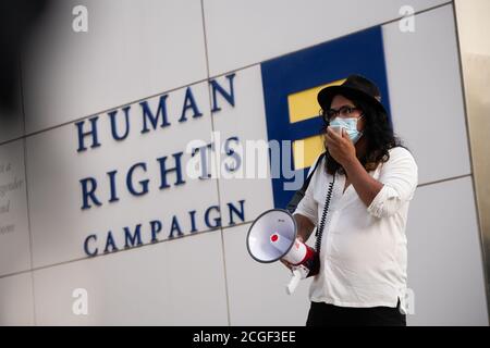 I manifestanti si riuniscono presso il quartier generale della Campagna per i diritti umani (HRC) per un rally e una veglia per Jennifer Laude prima di marciare all'ambasciata filippina, a Washington, DC, il 10 settembre 2020, in mezzo alla pandemia del coronavirus. Il verdetto colpevole nella omicidi del 2014 di Laude, una donna filippina trans di 26 anni, è stato recentemente rovesciato dal presidente filippino Rodrigo Duterte con un perdono completo, spianando la strada alla liberazione del Marine degli Stati Uniti Joseph Scott Pemberton dopo la sua condanna per l'uccisione del 2015. (Graeme Sloan/Sipa USA) Foto Stock