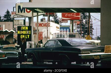 Portland 1974 - Stato di Oregon è stata la prima a passare ad un sistema di dispari e i numeri anche durante la crisi di benzina in autunno e inverno del 1973-74 hanno. Foto Stock