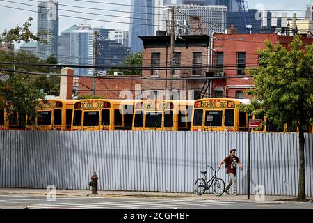 New York City, Stati Uniti. 10 settembre 2020. Gli autobus scolastici rimangono inattivi mentre il 21 settembre si avvicina alla riapertura delle scuole di New York City e i contratti tra la città e gli operatori di autobus che trasporteranno gli studenti non sono ancora finalizzati, nel quartiere Brooklyn di New York City, NY, 10 settembre 2020. (Anthony Behar/Sipa USA) Credit: Sipa USA/Alamy Live News Foto Stock