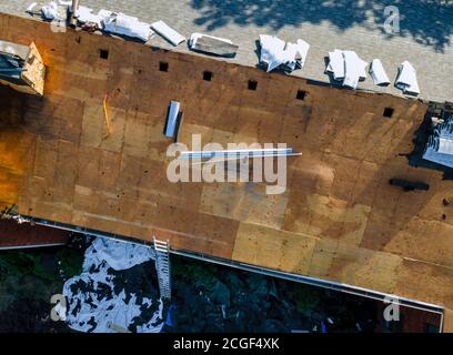 Vista aerea della costruzione del tetto su un appartamento residenziale con nuova traversa del tetto applicata Foto Stock
