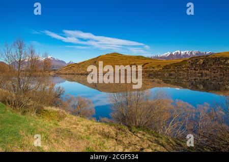 Lago Hayes su un cielo blu chiaro, bella riflessione d'acqua, Frankton, Lago Hayes Nuova zelanda Foto Stock