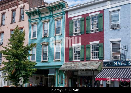 Dettaglio delle case su Warren Street nella città di Hudson sul fiume Hudson nello stato di New York, Stati Uniti. Foto Stock