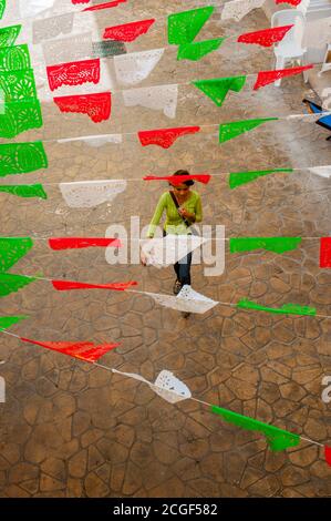 Papel Picado messicano decorazioni su una strada a San Miguel de Cozumel su Cozumel Island vicino a Cancun nello stato di Quintana Roo, penisola dello Yucatan, Foto Stock