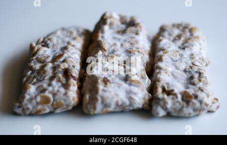 Oncom nero su sfondo bianco. Oncom è uno dei cibi tradizionali di base della cucina giavanese occidentale (Sundanese) dell'Indonesia. Foto Stock