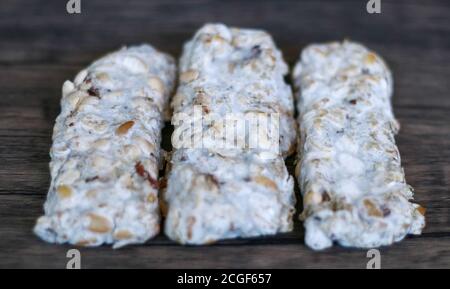 Oncom nero su sfondo di legno. Oncom è uno dei cibi tradizionali di base della cucina giavanese occidentale (Sundanese) dell'Indonesia. Foto Stock