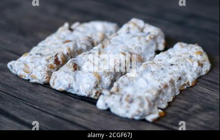 Oncom nero su sfondo di legno. Oncom è uno dei cibi tradizionali di base della cucina giavanese occidentale (Sundanese) dell'Indonesia. Foto Stock