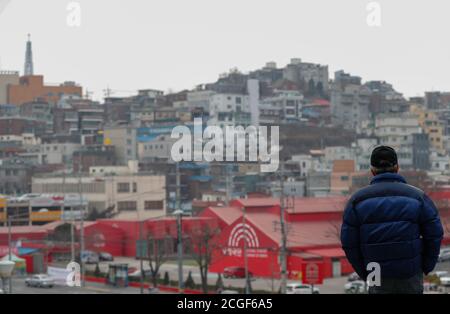 Seoul, Corea del Sud. 2 Feb 2019. Foto scattata il 2 febbraio 2019 mostra un uomo che guarda una zona residenziale a Seoul Station, Corea del Sud. Seoul, capitale e la più grande città della Corea del Sud, è una metropoli dinamica con un mix di antico e moderno. Credit: Wang Jingqiang/Xinhua/Alamy Live News Foto Stock