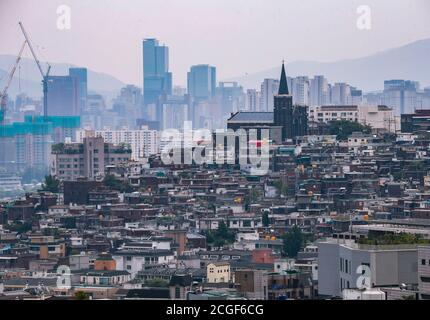 Seoul, Corea del Sud. 26 luglio 2018. Foto scattata il 26 luglio 2018 mostra la vista di Haebangchon a Seoul, Corea del Sud. Seoul, capitale e la più grande città della Corea del Sud, è una metropoli dinamica con un mix di antico e moderno. Credit: Wang Jingqiang/Xinhua/Alamy Live News Foto Stock