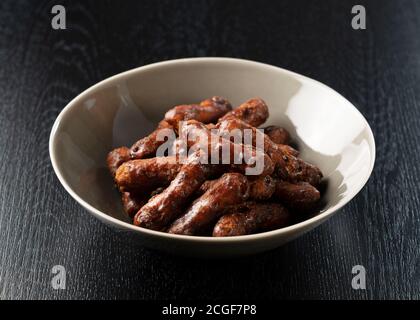 Dolci giapponesi (karinto) su sfondo nero Foto Stock