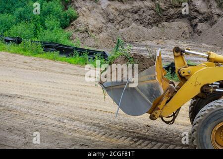 Costruzione bulldozer livellamento e movimento terreno lavori di architettura paesaggistica sul movimento terra Foto Stock