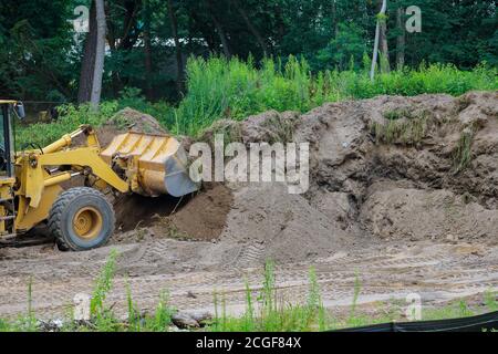 Bulldozer movimento terra sul livellamento terreno in movimento lavori di architettura del terreno utilizzando la paletta Foto Stock