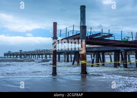 Ricostruzione del molo danneggiato dall'uragano a Jacksonville Beach, Florida, mentre il surf pesante sterlina la spiaggia, mentre Tropical Storm Isaias passa in mare aperto. (STATI UNITI) Foto Stock