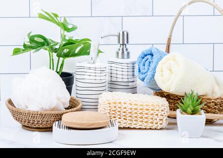 Set di pompa eramic bottiglia per sapone liquido o uno shampoo con sapone a base di erbe su sfondo marmo. Foto Stock