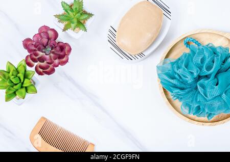 Set di pompa eramic bottiglia per sapone liquido o uno shampoo con sapone a base di erbe su sfondo marmo. Foto Stock