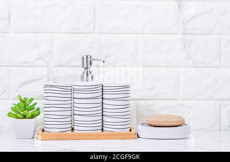 Set di pompa eramic bottiglia per sapone liquido o uno shampoo con sapone a base di erbe su sfondo marmo. Foto Stock