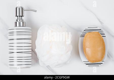 Set di pompa eramic bottiglia per sapone liquido o uno shampoo con sapone a base di erbe su sfondo marmo. Foto Stock
