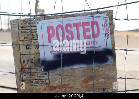 Affisso un cartello di proprietà privata al parco acquatico abbandonato Lake Dolores, Newberry Springs, California. Foto Stock