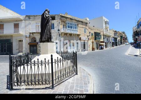 Statua in onore di Mons. Luigi Vella in Piazza Savina, Victoria (Rabat), Gozo, Malta. Foto Stock