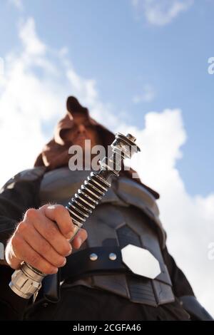 Umea, Norrland Svezia - 14 agosto 2020: Uomo che tiene la sua spada laser quando è vestito da Jedi Foto Stock