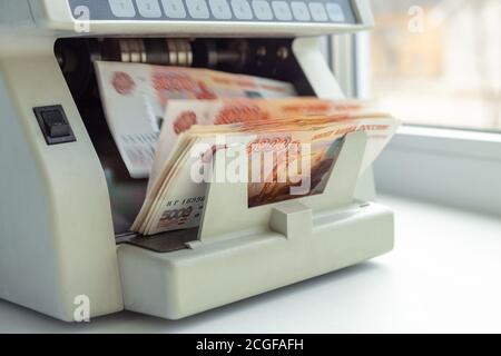 La macchina elettronica per contante di denaro conta le banconote rublo russe. Concetto di finanza e business. Spazio di copia - immagine Foto Stock