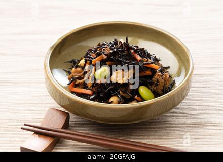 Nimono hijiki giapponese su un tappetino per pranzo giapponese Foto Stock