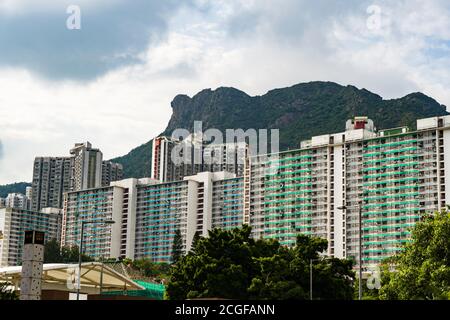 Lion Rock Hill e case residenziali a Wong Tai Sin, Hong Kong Foto Stock